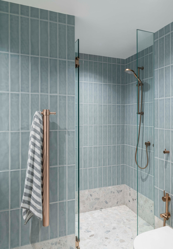 Ispirazione per una piccola stanza da bagno padronale design con doccia alcova, WC monopezzo, piastrelle blu, piastrelle di cemento, pareti blu, pavimento in marmo, lavabo sospeso, pavimento bianco e porta doccia a battente