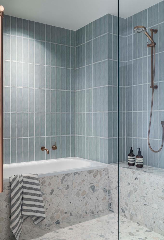 Inspiration för ett mellanstort funkis badrum med dusch, med ett platsbyggt badkar, en öppen dusch, blå kakel, cementkakel, blå väggar, marmorgolv, ett väggmonterat handfat, vitt golv och med dusch som är öppen