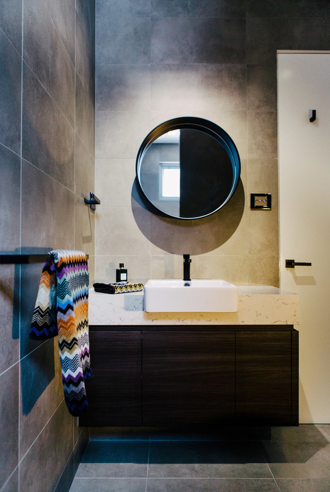 Стильный дизайн: ванная комната в современном стиле с душем в нише, унитазом-моноблоком, зеленой плиткой, серыми стенами и полом из цементной плитки - последний тренд