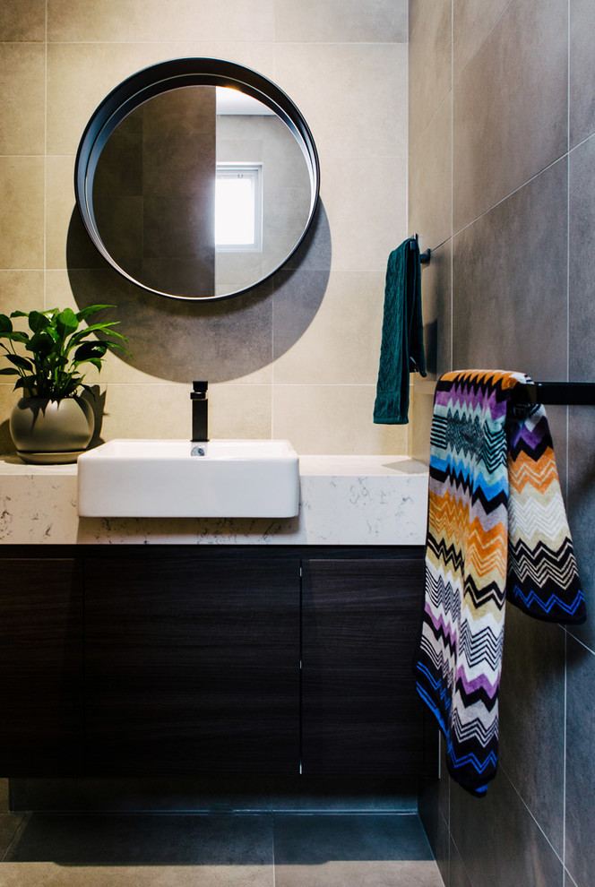 Ispirazione per una stanza da bagno minimal con doccia alcova, WC monopezzo, piastrelle verdi, pareti grigie e pavimento in cementine