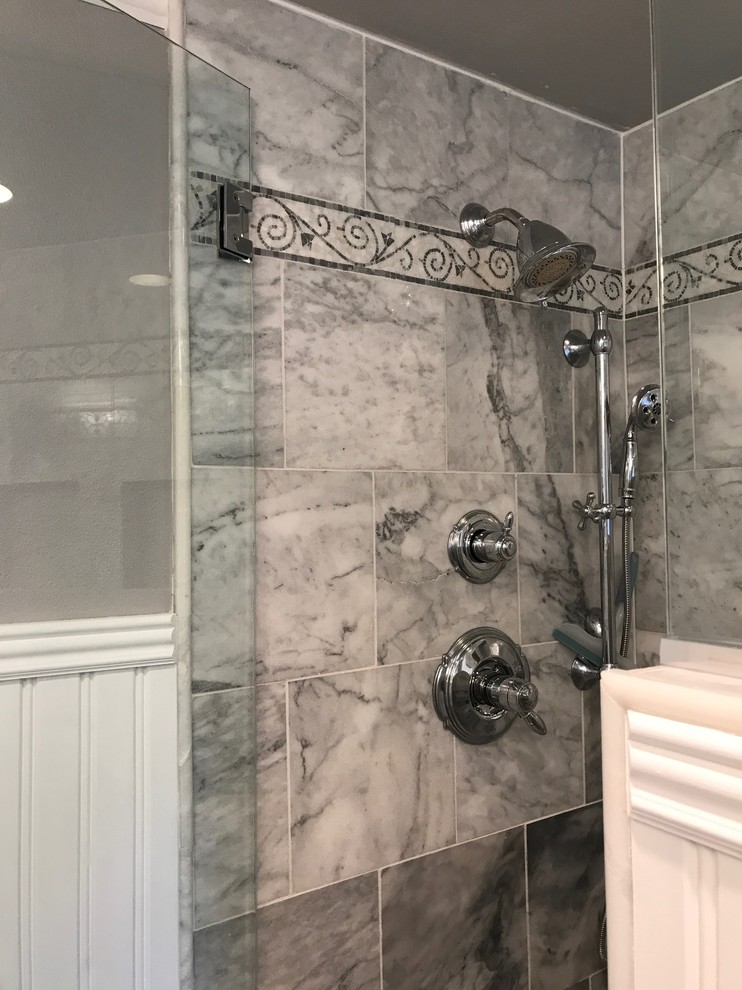 Foto på ett mellanstort vintage vit en-suite badrum, med möbel-liknande, vita skåp, ett fristående badkar, en öppen dusch, grå kakel, marmorkakel, grå väggar, klinkergolv i porslin, marmorbänkskiva, grått golv och dusch med gångjärnsdörr
