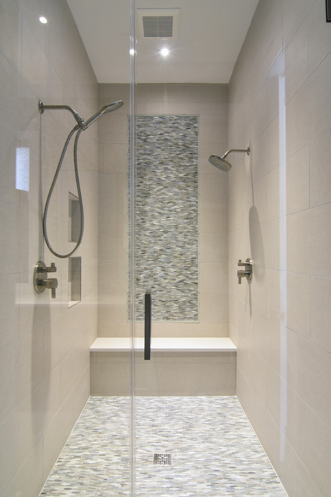 На фото: ванная комната в современном стиле с двойным душем, серой плиткой, цементной плиткой, полом из мозаичной плитки, разноцветным полом и душем с распашными дверями с