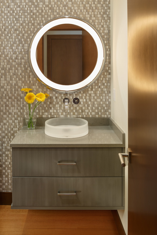 Mittelgroßes Modernes Badezimmer mit flächenbündigen Schrankfronten, grauen Schränken, farbigen Fliesen, Keramikfliesen, weißer Wandfarbe, braunem Holzboden, Einbauwaschbecken und braunem Boden in Seattle