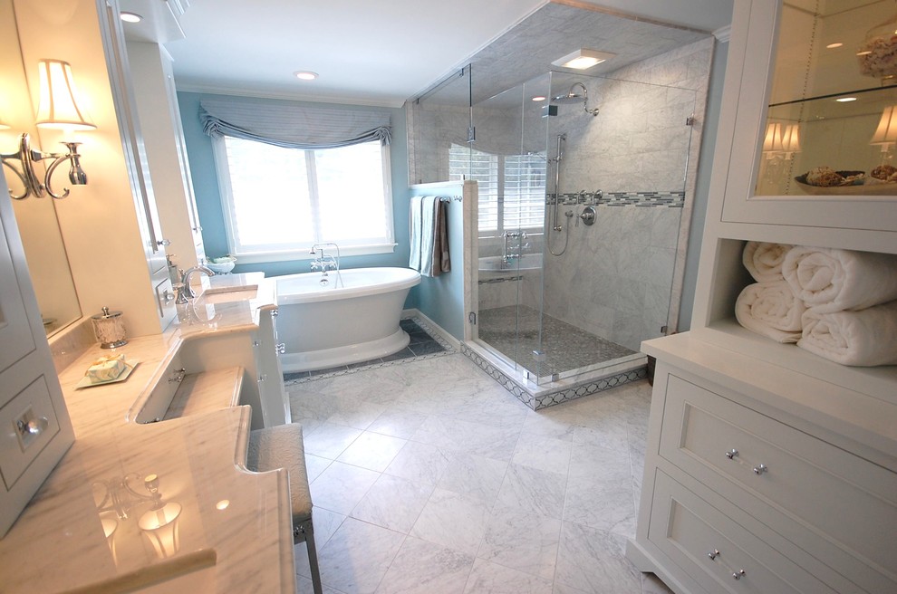 Exempel på ett mellanstort medelhavsstil en-suite badrum, med skåp i shakerstil, vita skåp, ett fristående badkar, en hörndusch, grå kakel, vit kakel, porslinskakel, marmorgolv, ett undermonterad handfat, marmorbänkskiva, grått golv och dusch med gångjärnsdörr