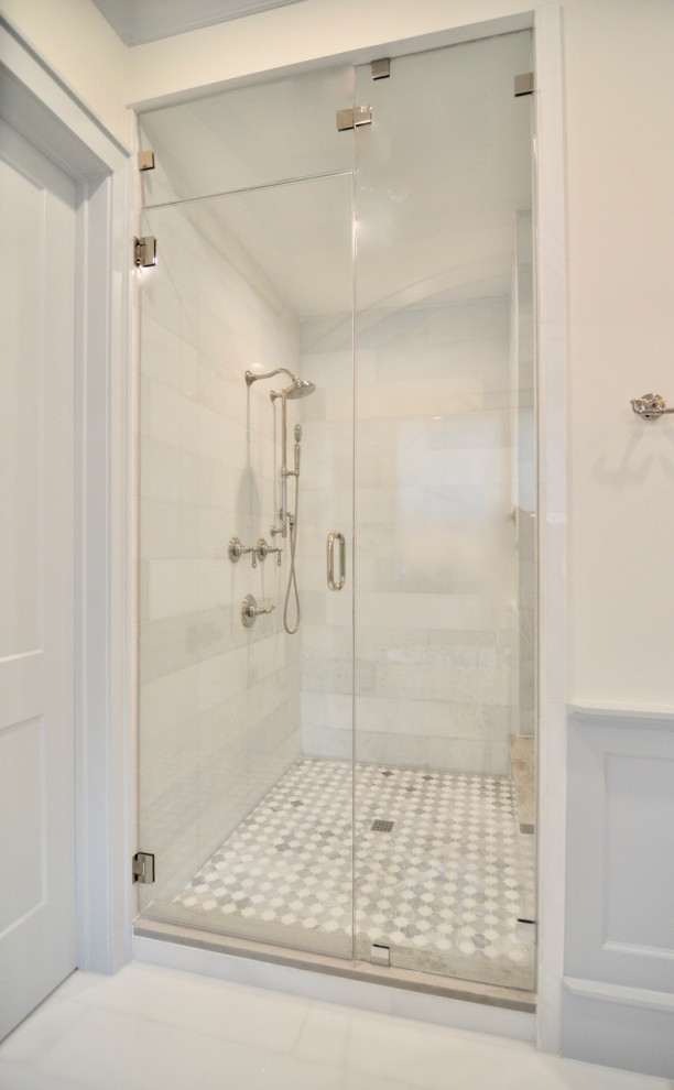 Свежая идея для дизайна: большая главная ванная комната в стиле неоклассика (современная классика) с белыми фасадами, отдельно стоящей ванной, белой плиткой, белыми стенами, белым полом, душем с распашными дверями и встроенной тумбой - отличное фото интерьера