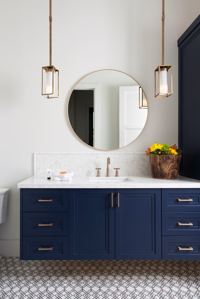 Источник вдохновения для домашнего уюта: ванная комната среднего размера в современном стиле с фасадами с утопленной филенкой, синими фасадами, душем без бортиков, унитазом-моноблоком, белой плиткой, мраморной плиткой, серыми стенами, полом из цементной плитки, душевой кабиной, врезной раковиной, столешницей из искусственного кварца, разноцветным полом, открытым душем и белой столешницей