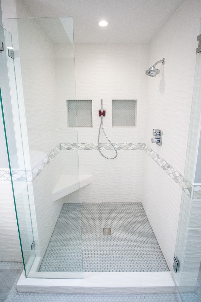 Modelo de cuarto de baño principal minimalista de tamaño medio con puertas de armario azules, bañera exenta, ducha empotrada, baldosas y/o azulejos blancos, lavabo bajoencimera, suelo gris y ducha con puerta con bisagras