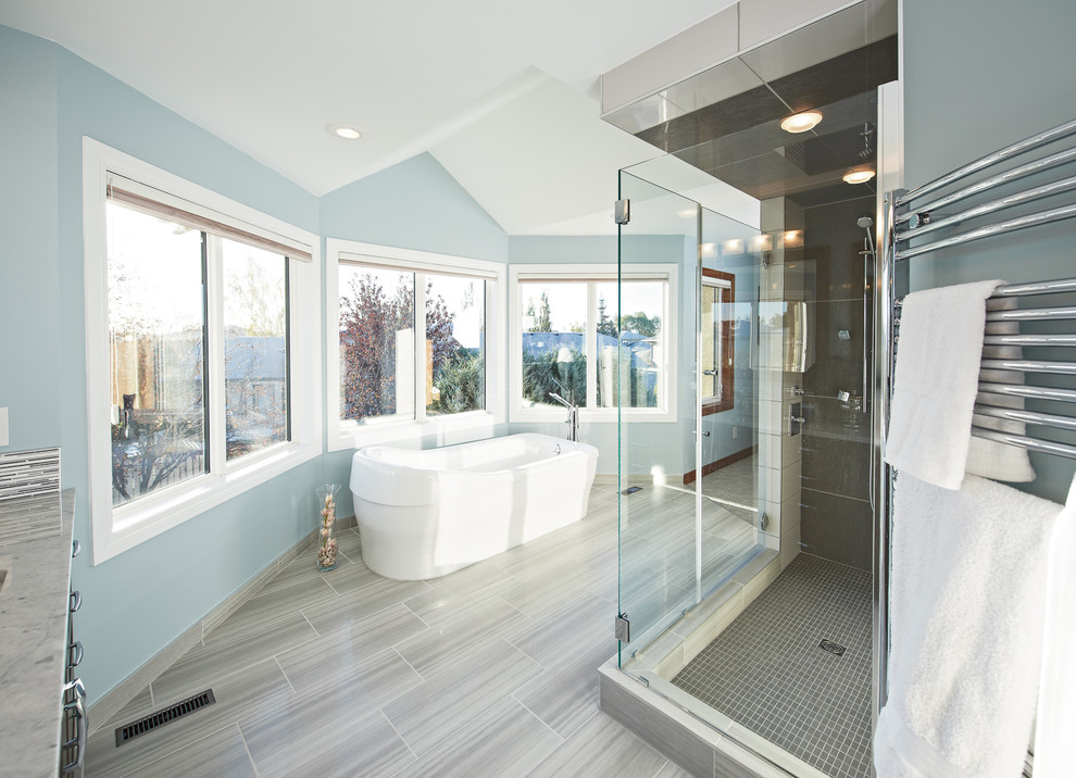 Inredning av ett modernt stort en-suite badrum, med skåp i shakerstil, skåp i mörkt trä, ett fristående badkar, en dubbeldusch, blå väggar, klinkergolv i porslin och dusch med gångjärnsdörr