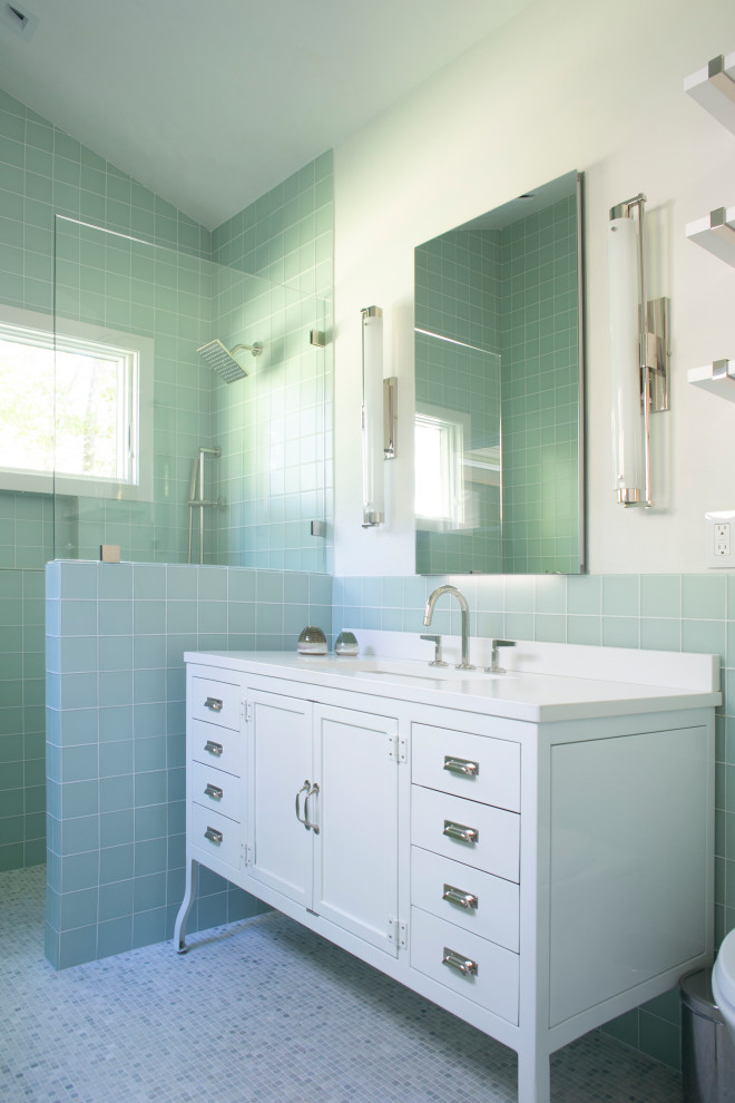 Источник вдохновения для домашнего уюта: ванная комната среднего размера в морском стиле с белыми фасадами, душевой комнатой, синей плиткой, стеклянной плиткой, белыми стенами, полом из керамической плитки, разноцветным полом, открытым душем и белой столешницей