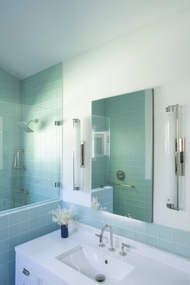 Идея дизайна: ванная комната среднего размера в морском стиле с белыми фасадами, душевой комнатой, синей плиткой, стеклянной плиткой, белыми стенами, полом из керамической плитки, разноцветным полом, открытым душем и белой столешницей
