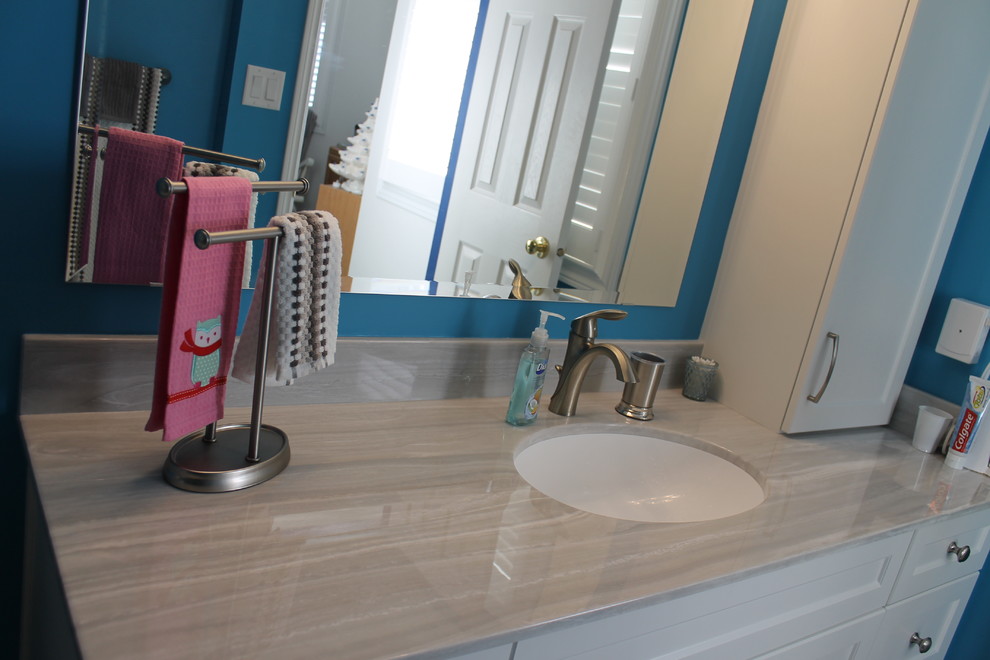 Пример оригинального дизайна: ванная комната среднего размера в современном стиле с фасадами в стиле шейкер, белыми фасадами, душем в нише, раздельным унитазом, синими стенами, монолитной раковиной, мраморной столешницей и душем с раздвижными дверями