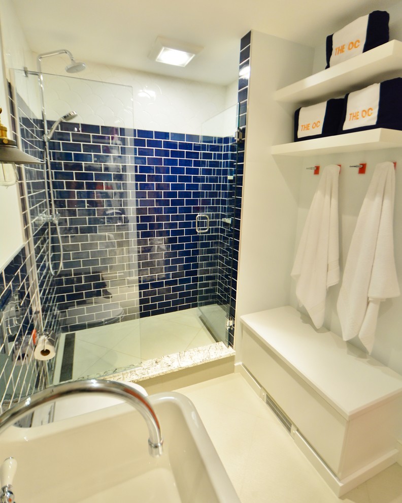 На фото: ванная комната среднего размера в морском стиле с подвесной раковиной, плоскими фасадами, белыми фасадами, душем в нише, инсталляцией, синей плиткой, керамической плиткой, синими стенами и полом из керамогранита с