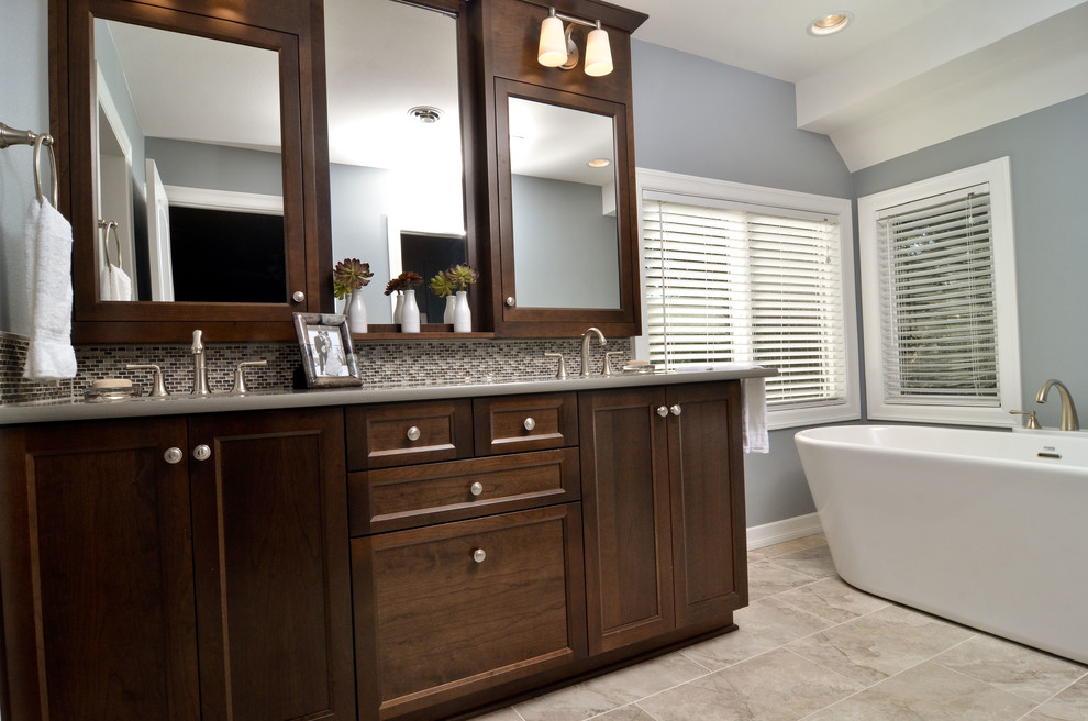 На фото: главная ванная комната в стиле неоклассика (современная классика) с отдельно стоящей ванной, душем в нише, керамогранитной плиткой, синими стенами, полом из керамогранита и врезной раковиной