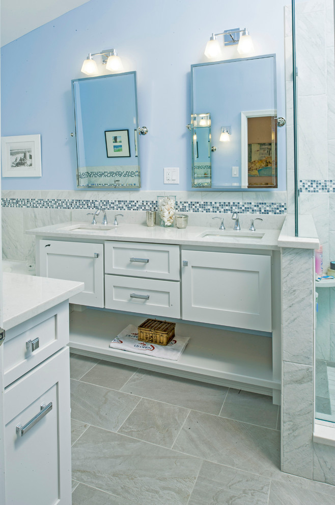 На фото: главная ванная комната среднего размера в стиле фьюжн с врезной раковиной, фасадами в стиле шейкер, белыми фасадами, столешницей из искусственного кварца, накладной ванной, душем в нише, унитазом-моноблоком, белой плиткой, керамогранитной плиткой, синими стенами и полом из керамогранита