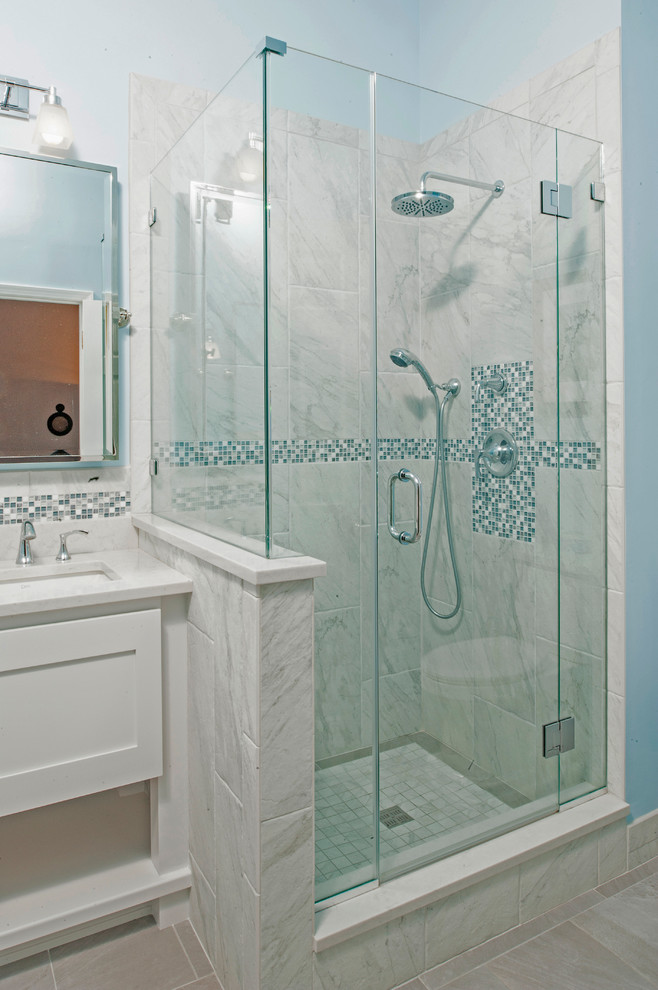 Стильный дизайн: главная ванная комната среднего размера в стиле фьюжн с врезной раковиной, фасадами в стиле шейкер, белыми фасадами, столешницей из искусственного кварца, накладной ванной, душем в нише, унитазом-моноблоком, белой плиткой, керамогранитной плиткой, синими стенами и полом из керамогранита - последний тренд