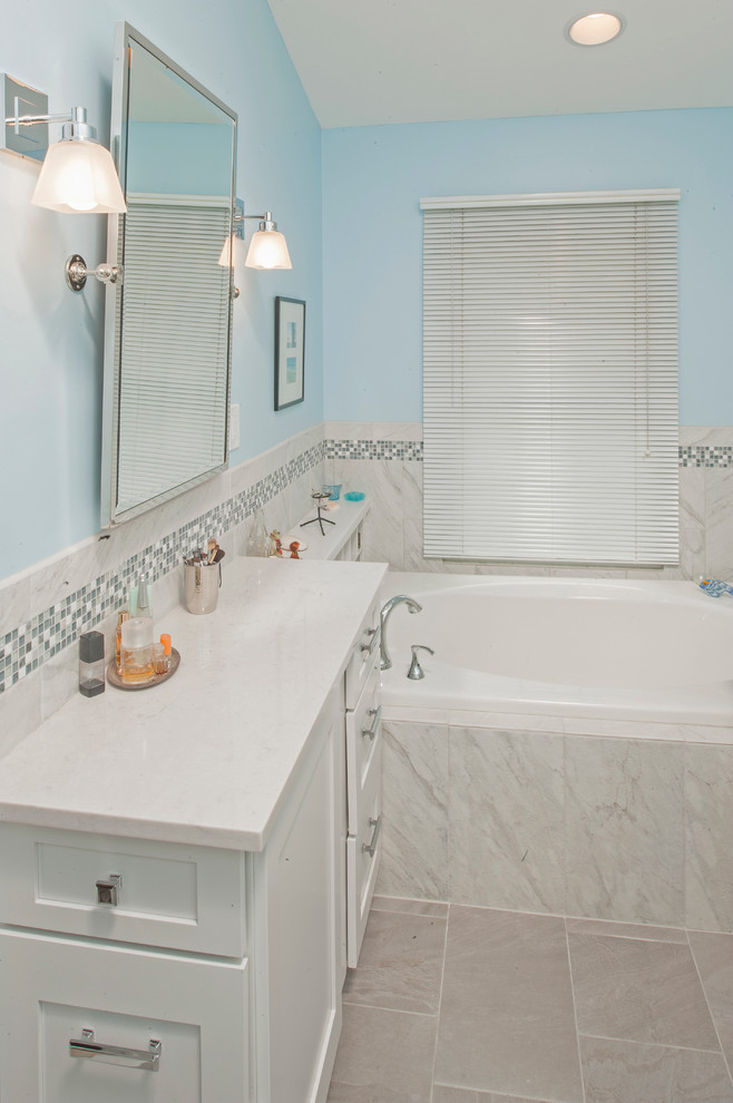 Свежая идея для дизайна: главная ванная комната среднего размера в стиле фьюжн с врезной раковиной, фасадами в стиле шейкер, белыми фасадами, столешницей из искусственного кварца, накладной ванной, душем в нише, унитазом-моноблоком, белой плиткой, керамогранитной плиткой, синими стенами и полом из керамогранита - отличное фото интерьера