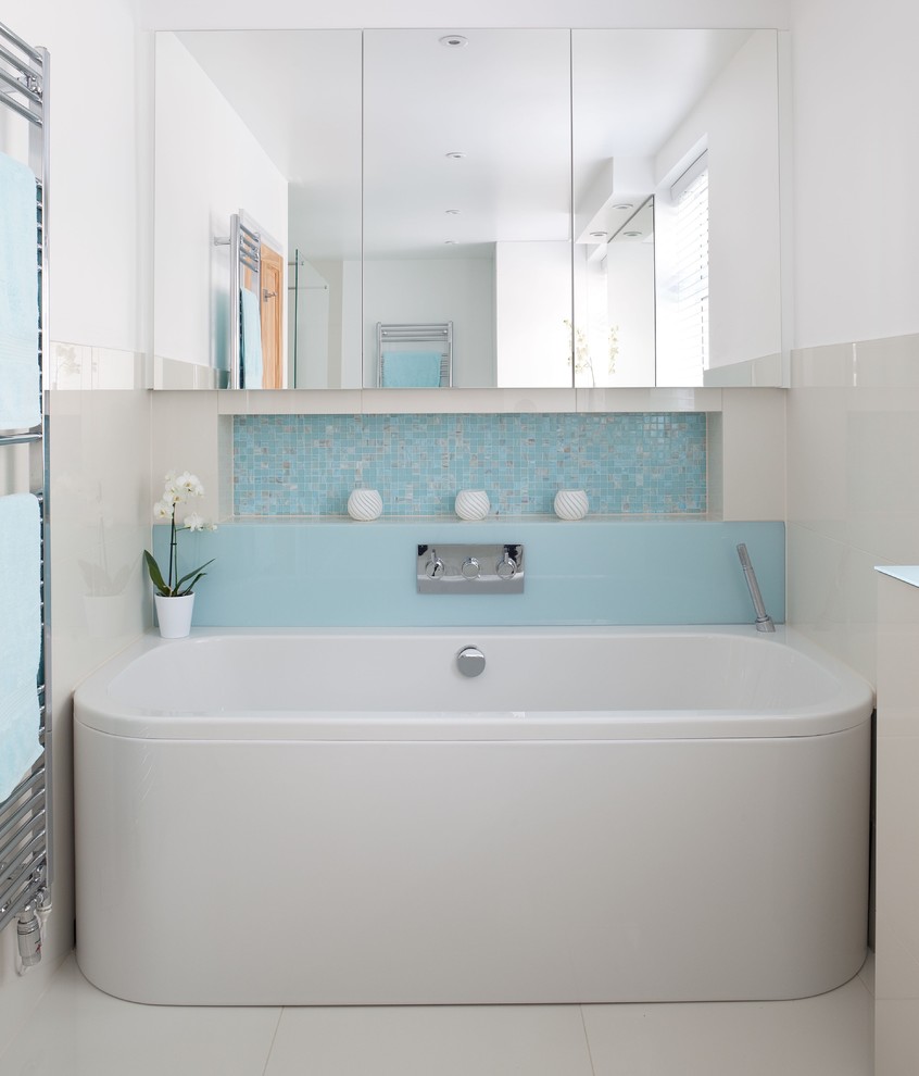 Foto de cuarto de baño actual con armarios con paneles lisos, paredes blancas, baldosas y/o azulejos azules, baldosas y/o azulejos en mosaico y bañera exenta