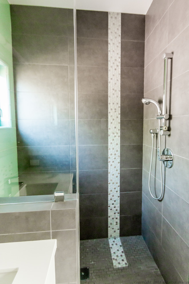 Idéer för att renovera ett litet funkis badrum med dusch, med släta luckor, vita skåp och en hörndusch