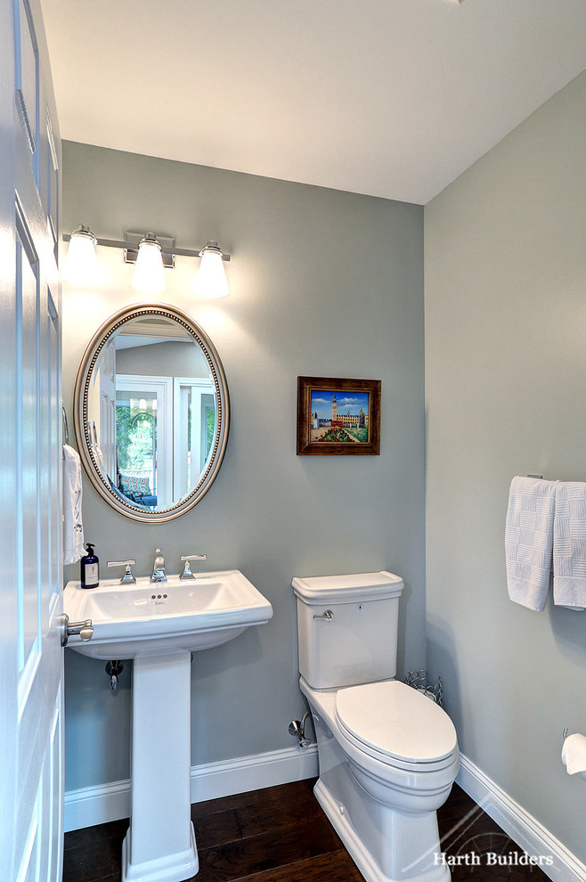 Idee per una piccola stanza da bagno con doccia classica con WC a due pezzi, pareti blu, pavimento in legno massello medio e lavabo a colonna