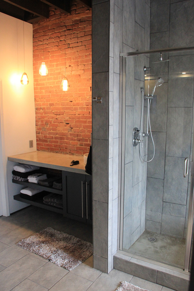 Пример оригинального дизайна: главная ванная комната среднего размера в современном стиле с открытыми фасадами, черными фасадами, накладной ванной, душем в нише, унитазом-моноблоком, серой плиткой, керамической плиткой, серыми стенами, полом из керамической плитки, настольной раковиной, столешницей из бетона, серым полом, душем с распашными дверями и серой столешницей