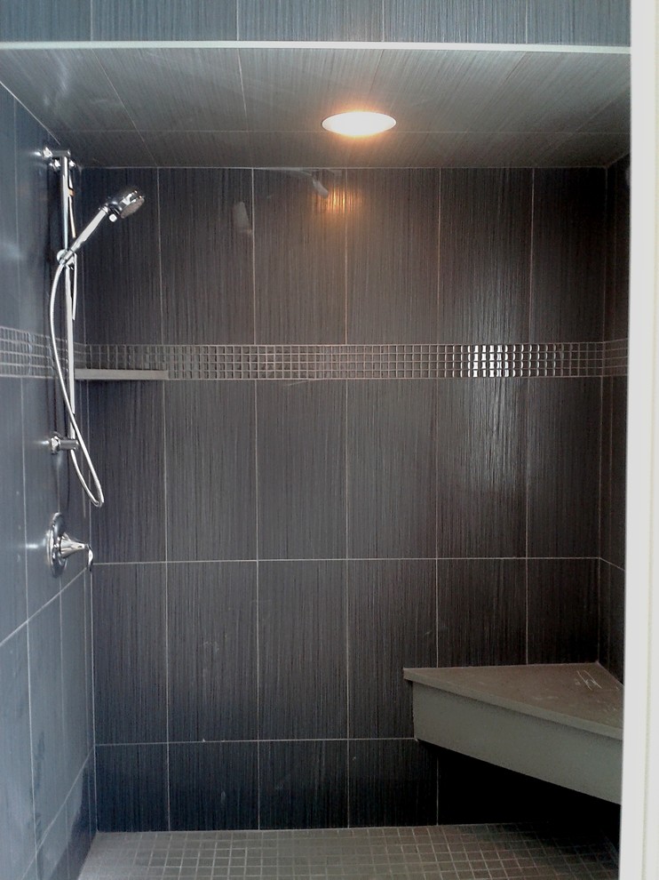 Inredning av ett modernt mellanstort badrum med dusch, med ett undermonterad handfat, luckor med upphöjd panel, vita skåp, bänkskiva i kvartsit, en öppen dusch, grå kakel, keramikplattor, grå väggar och klinkergolv i keramik