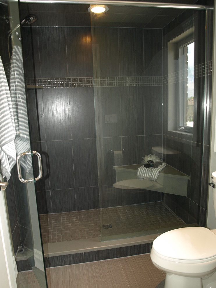 Esempio di una stanza da bagno con doccia design di medie dimensioni con lavabo sottopiano, ante con bugna sagomata, ante bianche, top in quarzite, doccia aperta, piastrelle grigie, piastrelle in ceramica, pareti grigie e pavimento con piastrelle in ceramica
