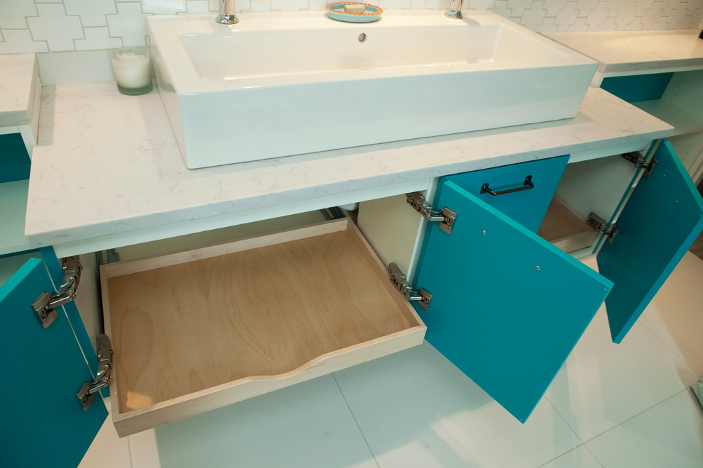 Пример оригинального дизайна: детская ванная комната среднего размера в современном стиле с раковиной с несколькими смесителями, синими фасадами и белой плиткой
