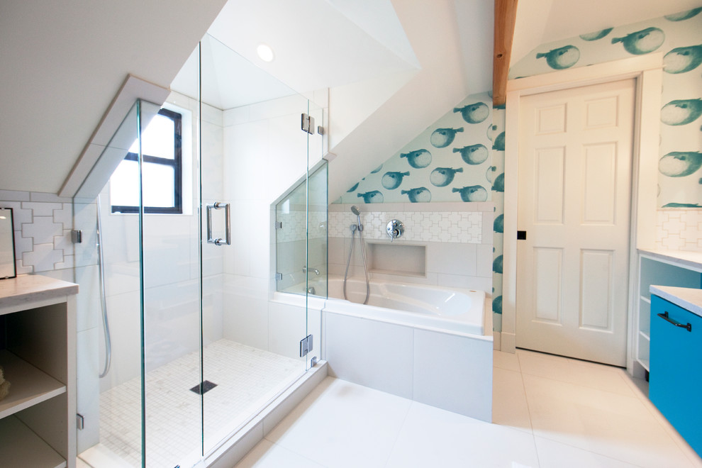 Foto di una stanza da bagno per bambini minimal di medie dimensioni con lavabo rettangolare, ante blu, vasca ad angolo e piastrelle bianche
