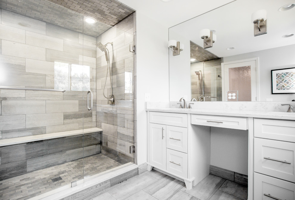 Idéer för ett stort modernt en-suite badrum, med skåp i shakerstil, vita skåp, en dusch i en alkov, grå kakel, porslinskakel, vita väggar, klinkergolv i porslin, ett undermonterad handfat, bänkskiva i kvarts, grått golv och dusch med gångjärnsdörr