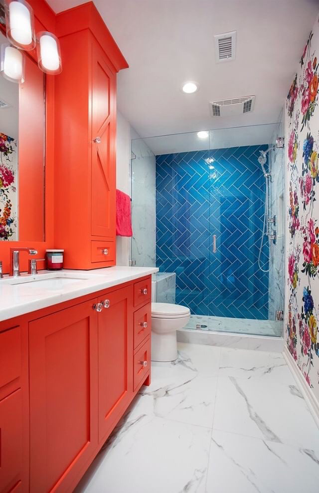На фото: детская ванная комната в современном стиле с фасадами в стиле шейкер, оранжевыми фасадами, синей плиткой, мраморным полом и белой столешницей