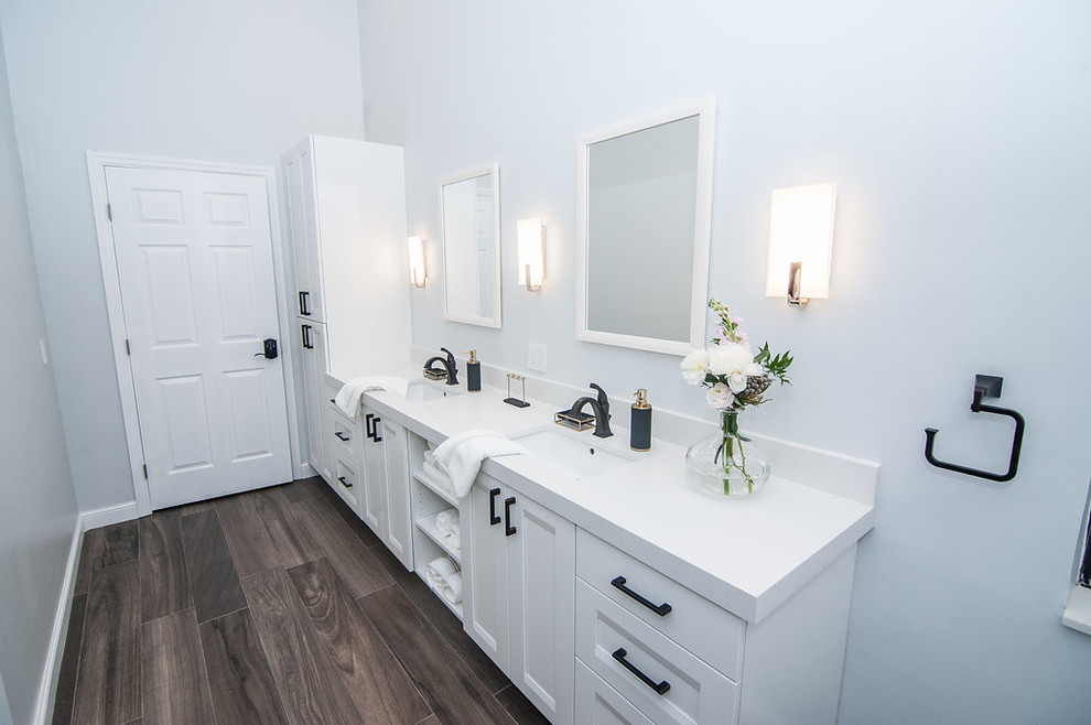 Inredning av ett klassiskt mellanstort vit vitt en-suite badrum, med skåp i shakerstil, vita skåp, ett fristående badkar, en hörndusch, vit kakel, stenhäll och bänkskiva i kvarts