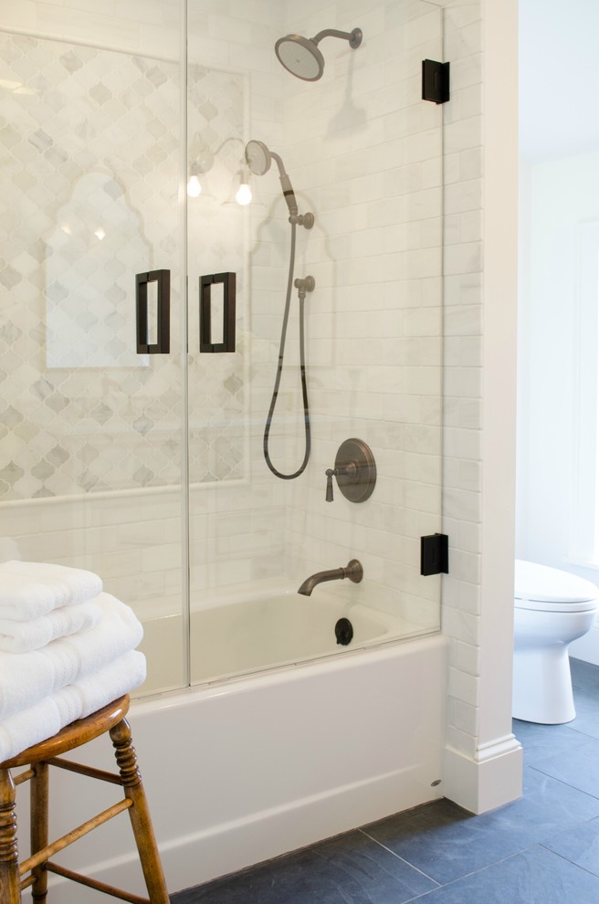 На фото: главная ванная комната среднего размера в классическом стиле с ванной в нише, душем над ванной, унитазом-моноблоком, белой плиткой, каменной плиткой, белыми стенами, полом из сланца, врезной раковиной и мраморной столешницей