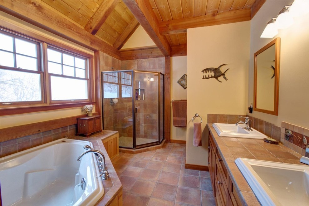 Idée de décoration pour une grande salle de bain principale craftsman avec une baignoire d'angle et une douche d'angle.