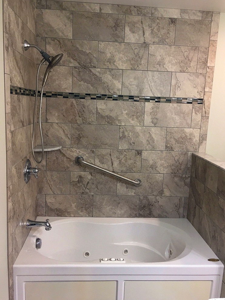 Idee per una piccola stanza da bagno padronale minimal con vasca ad alcova, piastrelle grigie, piastrelle in gres porcellanato e pareti beige