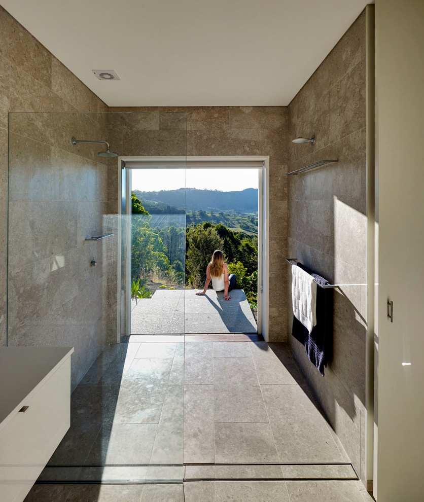Свежая идея для дизайна: ванная комната с открытым душем, открытым душем и окном - отличное фото интерьера