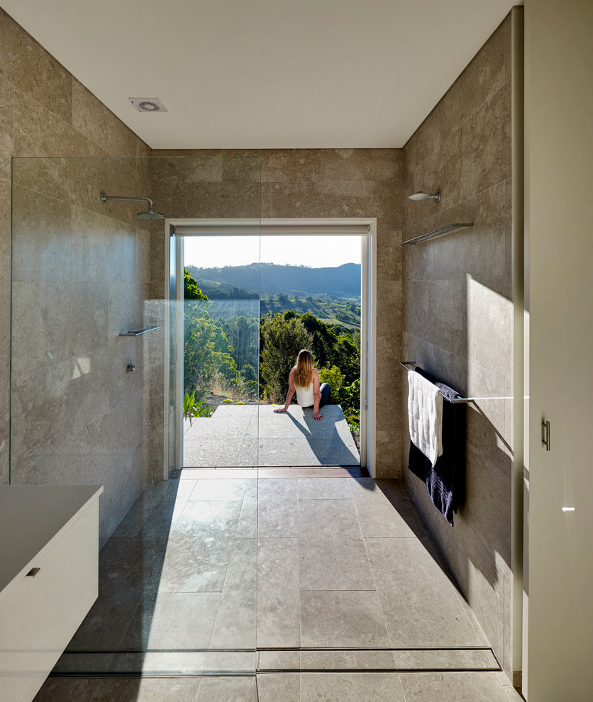 Aménagement d'une salle de bain avec une douche ouverte, aucune cabine et une fenêtre.