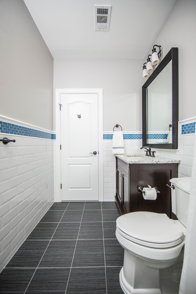 Exemple d'une salle de bain chic avec un plan de toilette en verre recyclé, un carrelage blanc, un carrelage métro et un sol en carrelage de porcelaine.