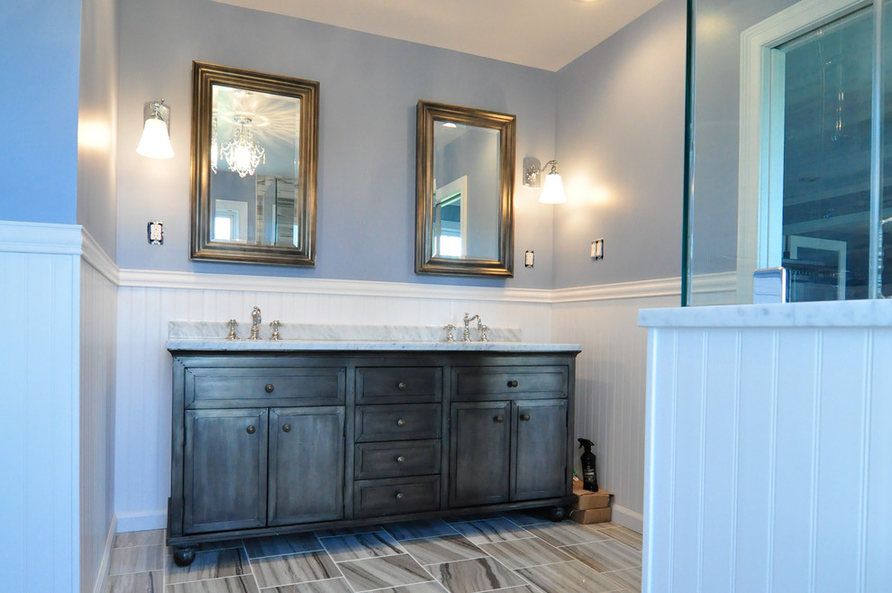 Idéer för stora vintage en-suite badrum, med ett undermonterad handfat, möbel-liknande, grå skåp, marmorbänkskiva, ett badkar med tassar, en hörndusch, en toalettstol med separat cisternkåpa, flerfärgad kakel, stenhäll, marmorgolv och blå väggar