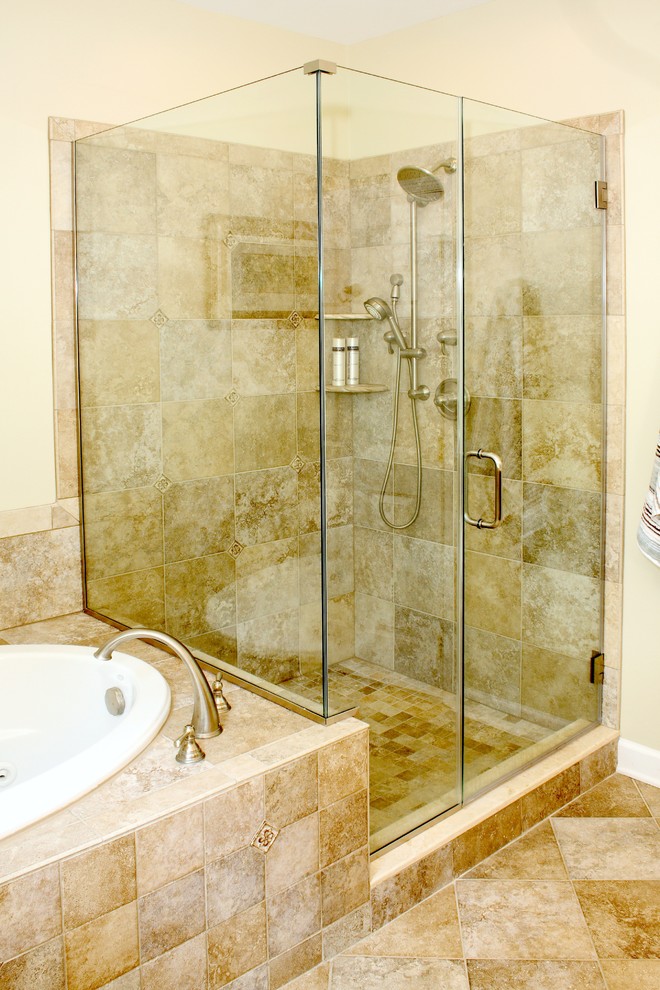 Immagine di una grande stanza da bagno padronale classica con vasca da incasso, doccia ad angolo, piastrelle beige, piastrelle in travertino, pareti beige, pavimento in travertino, pavimento beige e porta doccia a battente