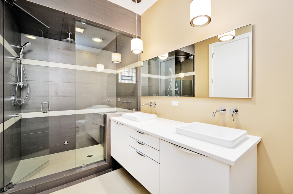 На фото: ванная комната в стиле модернизм с накладной раковиной и душем в нише с