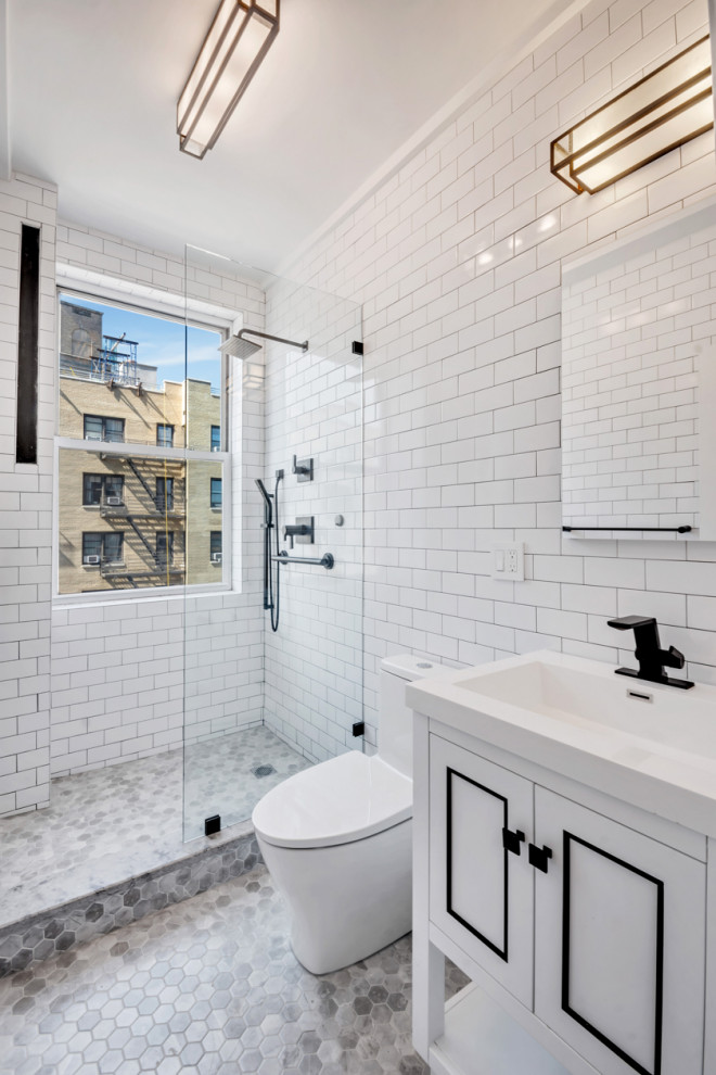На фото: главная ванная комната среднего размера в современном стиле с фасадами островного типа, белыми фасадами, открытым душем, унитазом-моноблоком, черно-белой плиткой, керамической плиткой, белыми стенами, полом из мозаичной плитки, настольной раковиной, столешницей из искусственного кварца, серым полом, душем с распашными дверями, белой столешницей, тумбой под одну раковину и напольной тумбой с