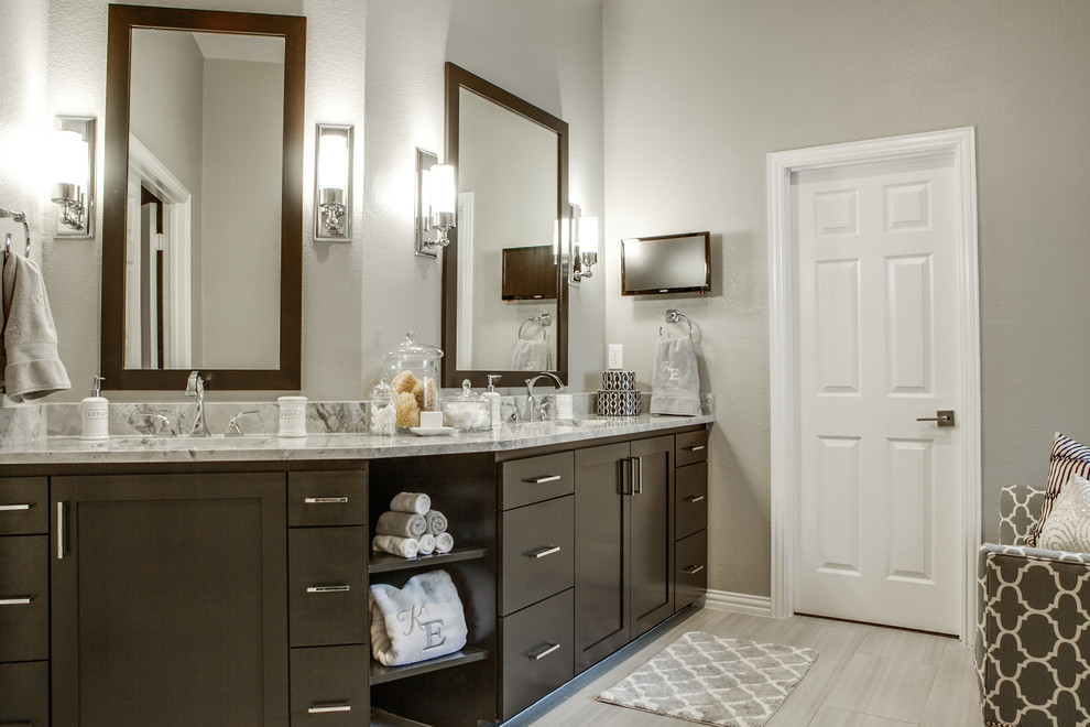 Inspiration för ett stort vintage en-suite badrum, med ett undermonterad handfat, luckor med infälld panel, skåp i mörkt trä, marmorbänkskiva, en öppen dusch, beige kakel, porslinskakel, beige väggar och klinkergolv i porslin