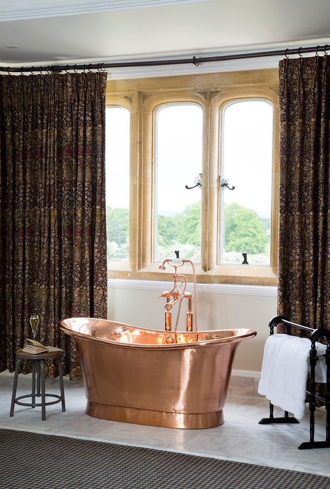 Esempio di una stanza da bagno padronale chic con vasca freestanding e pareti beige