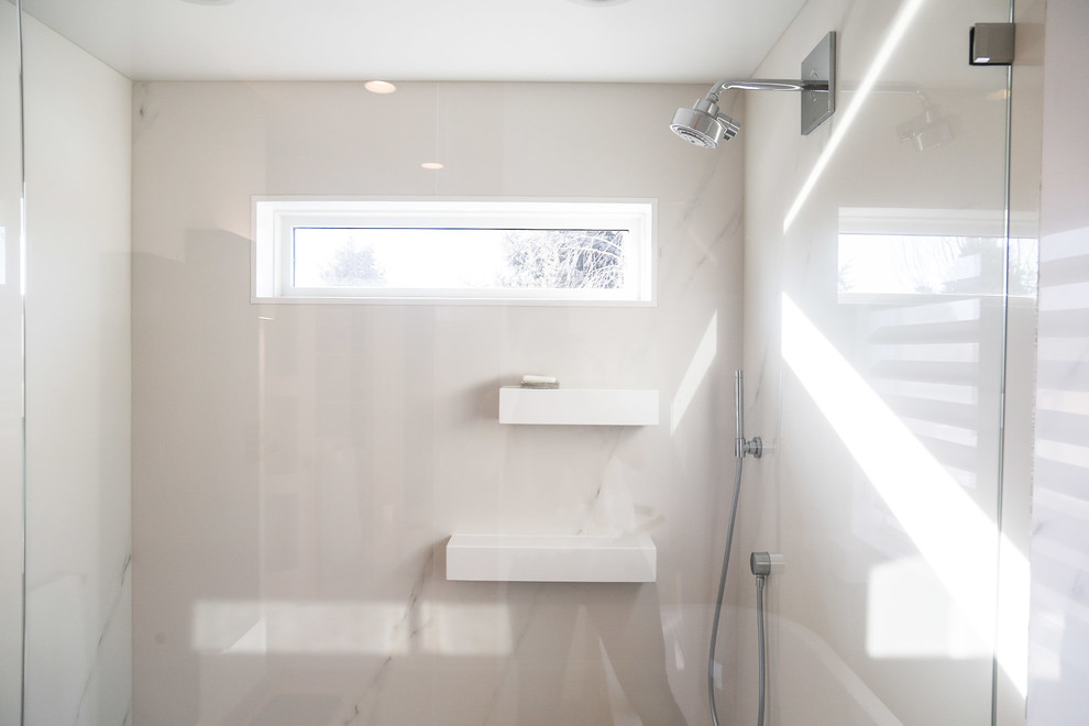 Пример оригинального дизайна: главная ванная комната в стиле модернизм с раздельным унитазом, белыми стенами, накладной раковиной, столешницей из гранита, серым полом и открытым душем