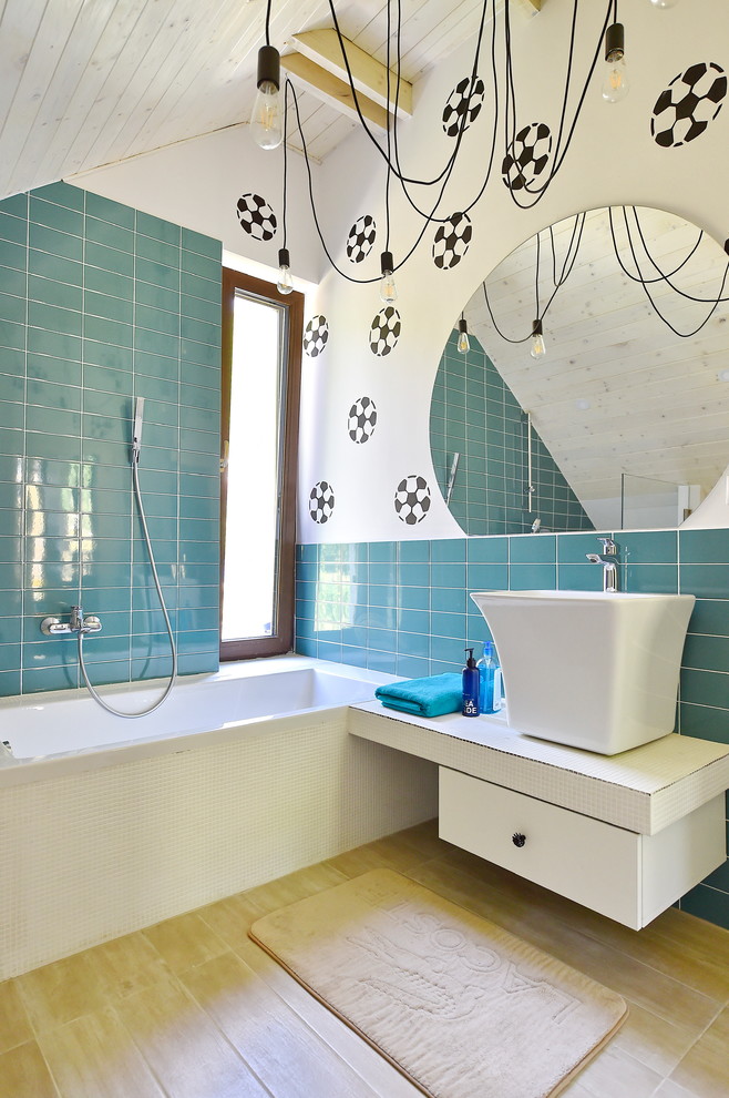 Esempio di una stanza da bagno contemporanea di medie dimensioni con vasca/doccia, WC sospeso, piastrelle rosa, piastrelle in ceramica, pareti rosa, pavimento in gres porcellanato, pavimento bianco e porta doccia a battente