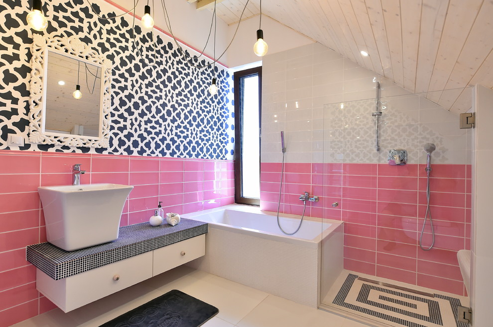 Idéer för mellanstora funkis badrum, med en vägghängd toalettstol, rosa kakel, keramikplattor, rosa väggar, klinkergolv i porslin, vitt golv, dusch med gångjärnsdörr och en dusch/badkar-kombination
