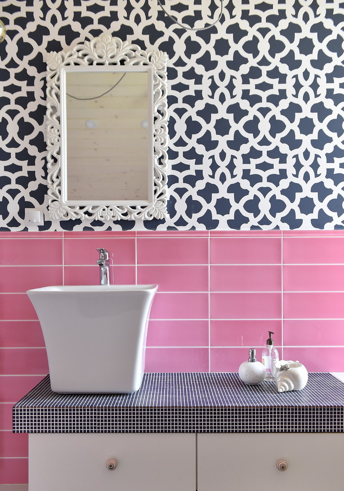 Idéer för ett mellanstort modernt badrum för barn, med en vägghängd toalettstol, rosa kakel, keramikplattor, rosa väggar, klinkergolv i porslin, vitt golv, dusch med gångjärnsdörr och en dusch/badkar-kombination