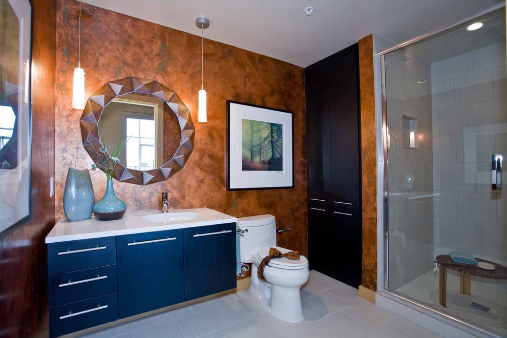Стильный дизайн: главная ванная комната среднего размера в современном стиле с керамогранитной плиткой, плоскими фасадами, синими фасадами, душевой комнатой, унитазом-моноблоком, врезной раковиной, столешницей из искусственного кварца и душем с раздвижными дверями - последний тренд