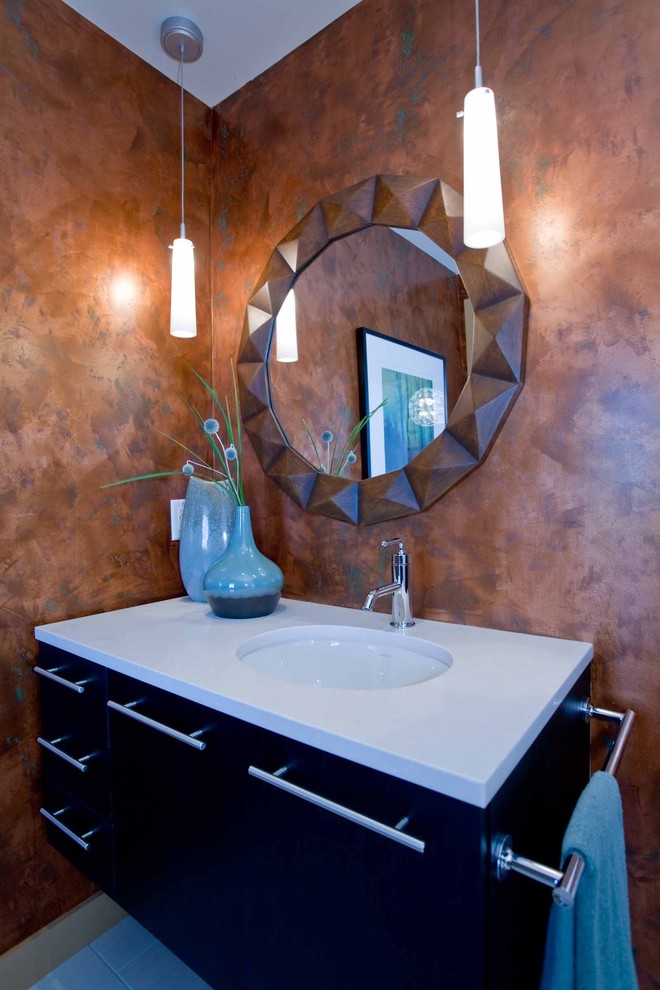 Ispirazione per una stanza da bagno contemporanea di medie dimensioni con ante lisce e ante nere