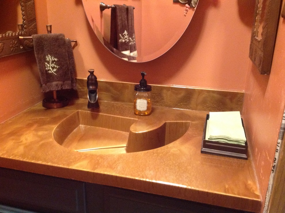 Exemple d'une salle de bain éclectique avec un plan de toilette en béton.